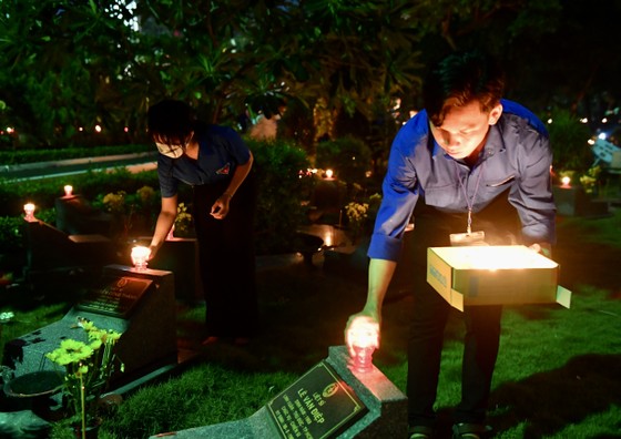 Hàng ngàn ngọn nến tri ân các anh hùng liệt sĩ